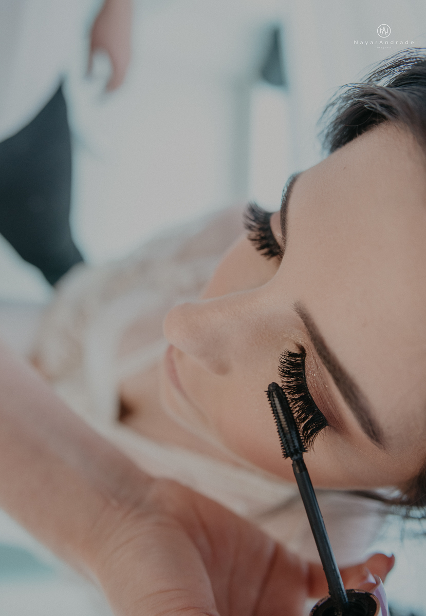 casamento de dia ao ar livre no verde no espaco plataforma em sao vicente no ilha porchat rustico chic com casal emocionante noiva de cabelo preso e vestido clean e noivo de terno azul claro