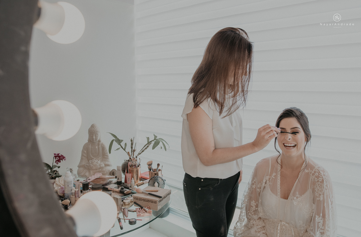 casamento de dia ao ar livre no verde no espaco plataforma em sao vicente no ilha porchat rustico chic com casal emocionante noiva de cabelo preso e vestido clean e noivo de terno azul claro