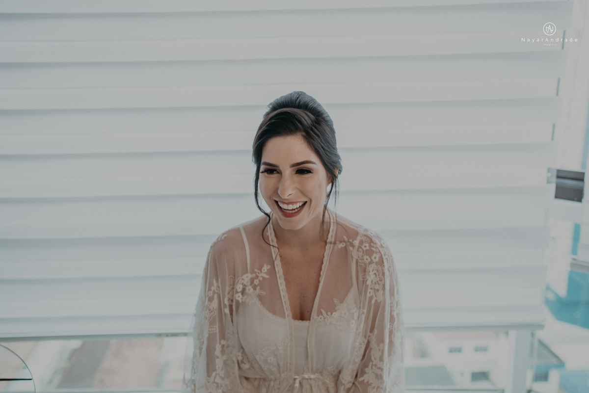 casamento de dia ao ar livre no verde no espaco plataforma em sao vicente no ilha porchat rustico chic com casal emocionante noiva de cabelo preso e vestido clean e noivo de terno azul claro