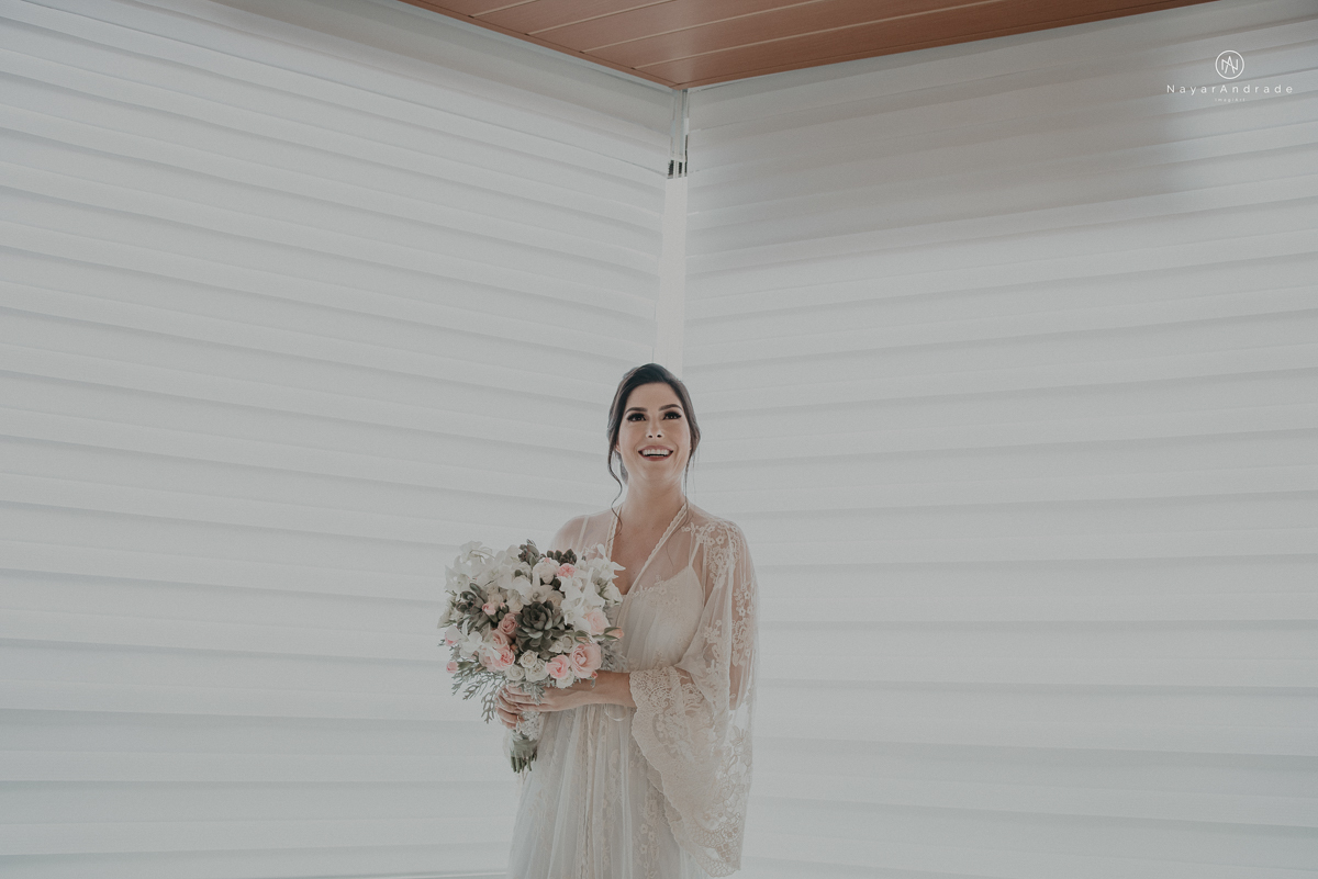 casamento de dia ao ar livre no verde no espaco plataforma em sao vicente no ilha porchat rustico chic com casal emocionante noiva de cabelo preso e vestido clean e noivo de terno azul claro