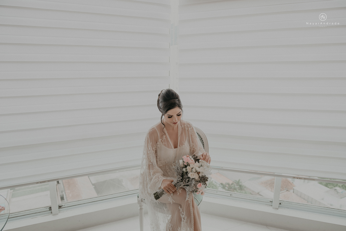 casamento de dia ao ar livre no verde no espaco plataforma em sao vicente no ilha porchat rustico chic com casal emocionante noiva de cabelo preso e vestido clean e noivo de terno azul claro