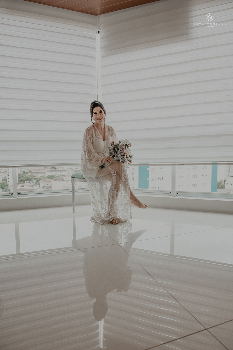 casamento de dia ao ar livre no verde no espaco plataforma em sao vicente no ilha porchat rustico chic com casal emocionante noiva de cabelo preso e vestido clean e noivo de terno azul claro