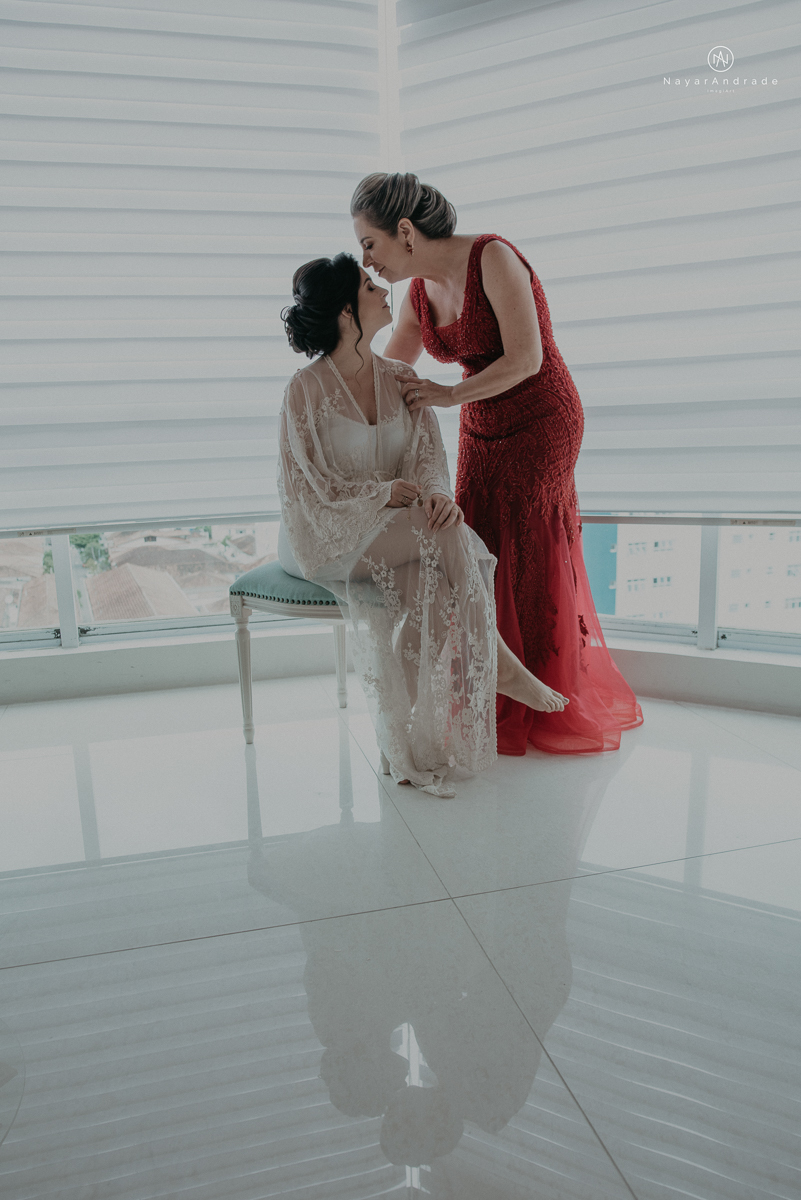 casamento de dia ao ar livre no verde no espaco plataforma em sao vicente no ilha porchat rustico chic com casal emocionante noiva de cabelo preso e vestido clean e noivo de terno azul claro