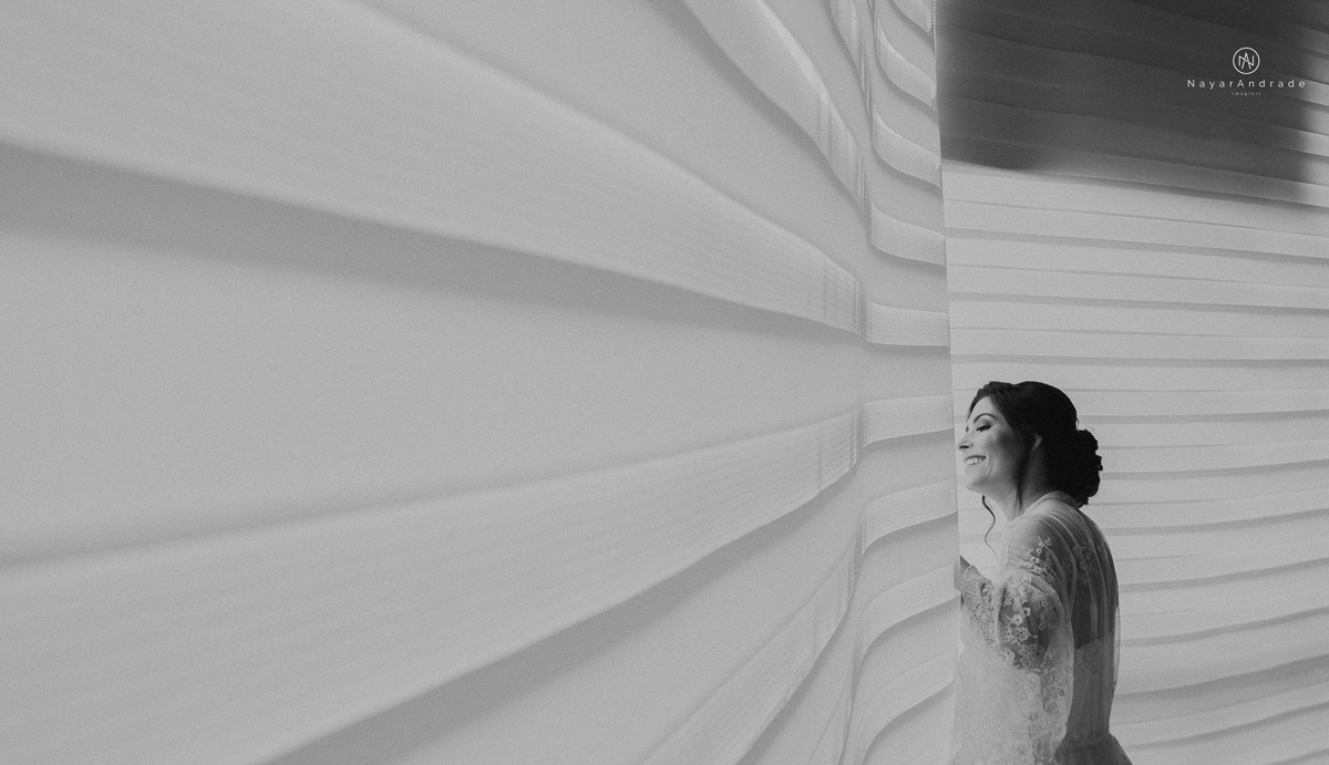 casamento de dia ao ar livre no verde no espaco plataforma em sao vicente no ilha porchat rustico chic com casal emocionante noiva de cabelo preso e vestido clean e noivo de terno azul claro