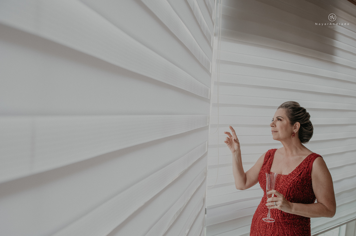 casamento de dia ao ar livre no verde no espaco plataforma em sao vicente no ilha porchat rustico chic com casal emocionante noiva de cabelo preso e vestido clean e noivo de terno azul claro
