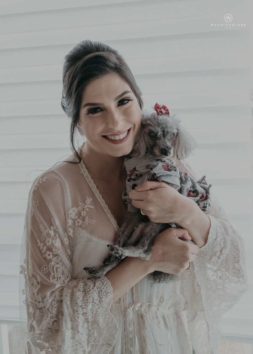 casamento de dia ao ar livre no verde no espaco plataforma em sao vicente no ilha porchat rustico chic com casal emocionante noiva de cabelo preso e vestido clean e noivo de terno azul claro