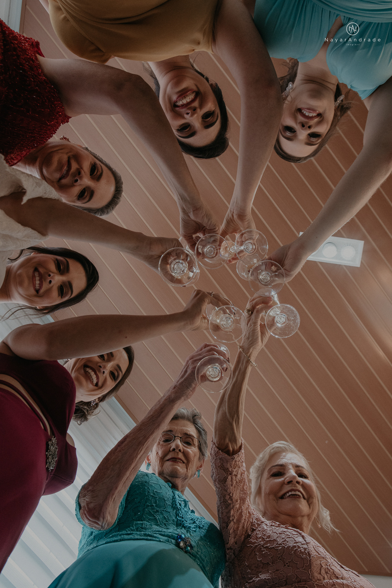 casamento de dia ao ar livre no verde no espaco plataforma em sao vicente no ilha porchat rustico chic com casal emocionante noiva de cabelo preso e vestido clean e noivo de terno azul claro