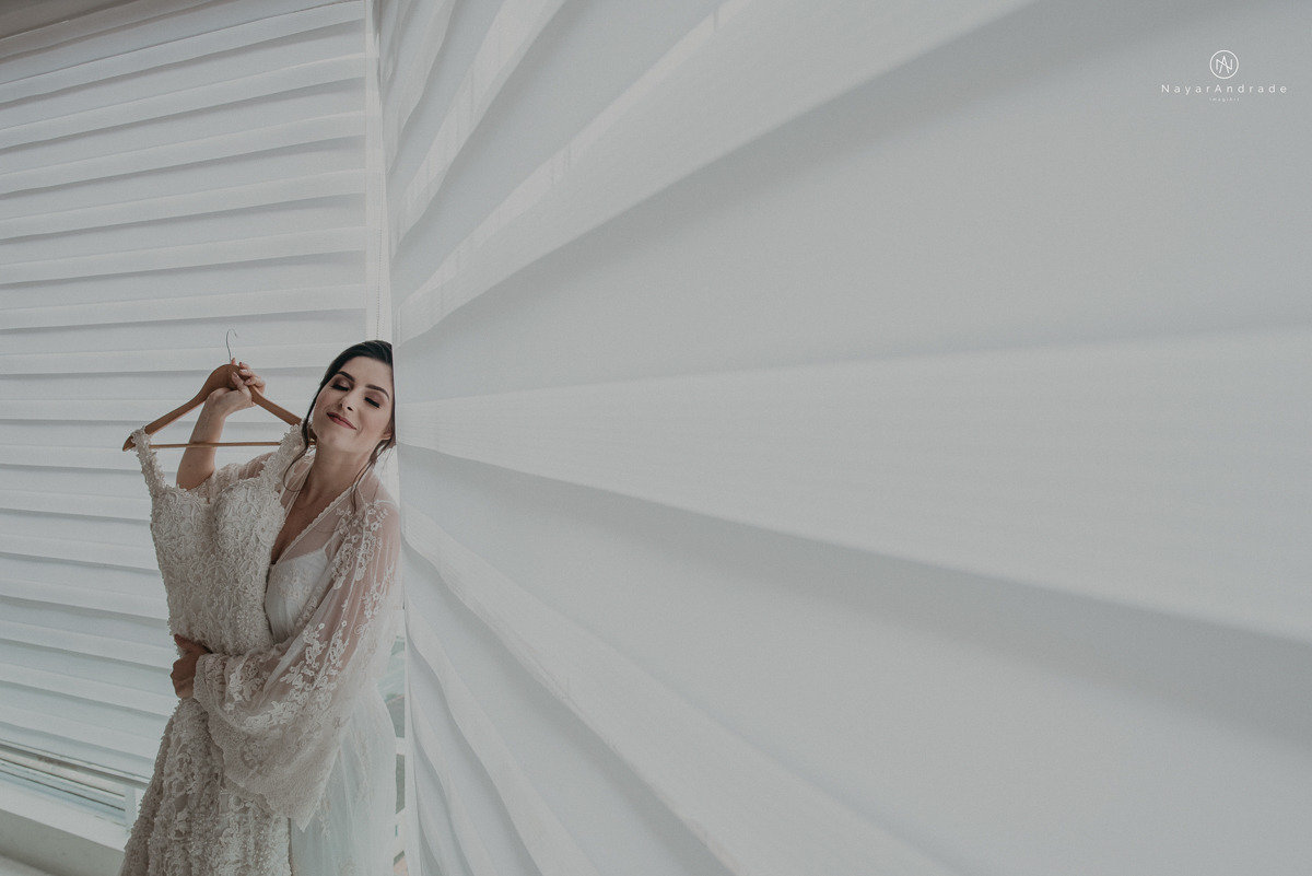 casamento de dia ao ar livre no verde no espaco plataforma em sao vicente no ilha porchat rustico chic com casal emocionante noiva de cabelo preso e vestido clean e noivo de terno azul claro