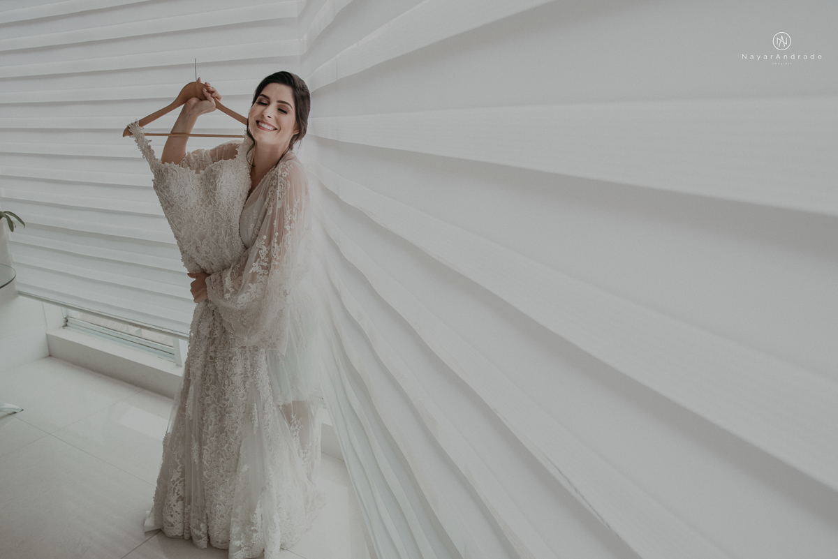 casamento de dia ao ar livre no verde no espaco plataforma em sao vicente no ilha porchat rustico chic com casal emocionante noiva de cabelo preso e vestido clean e noivo de terno azul claro