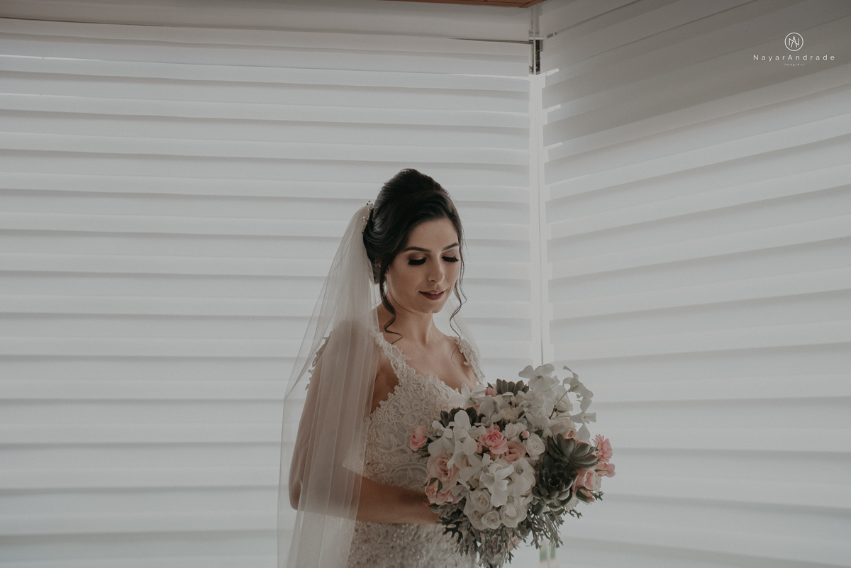 casamento de dia ao ar livre no verde no espaco plataforma em sao vicente no ilha porchat rustico chic com casal emocionante noiva de cabelo preso e vestido clean e noivo de terno azul claro