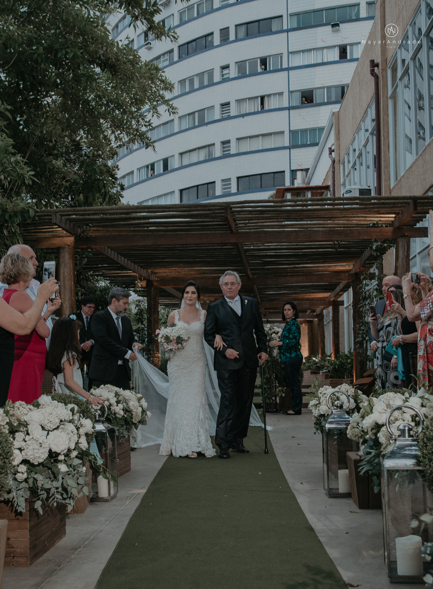 casamento de dia ao ar livre no verde no espaco plataforma em sao vicente no ilha porchat rustico chic com casal emocionante noiva de cabelo preso e vestido clean e noivo de terno azul claro
