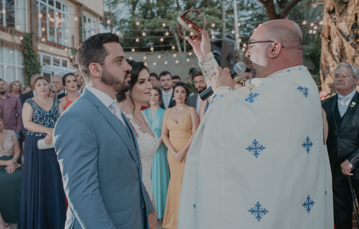 casamento de dia ao ar livre no verde no espaco plataforma em sao vicente no ilha porchat rustico chic com casal emocionante noiva de cabelo preso e vestido clean e noivo de terno azul claro