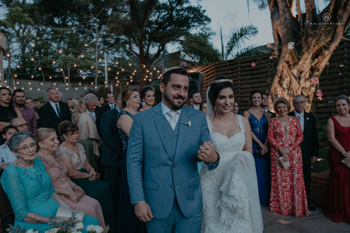 casamento de dia ao ar livre no verde no espaco plataforma em sao vicente no ilha porchat rustico chic com casal emocionante noiva de cabelo preso e vestido clean e noivo de terno azul claro