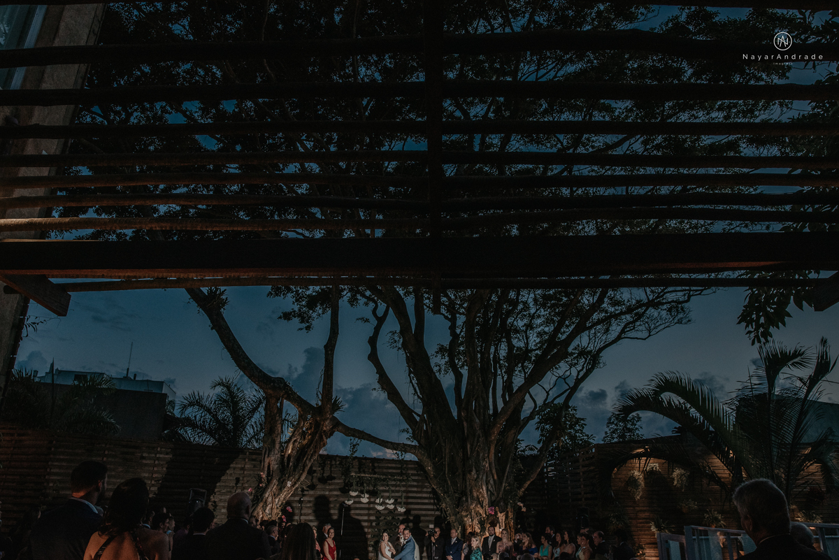 casamento de dia ao ar livre no verde no espaco plataforma em sao vicente no ilha porchat rustico chic com casal emocionante noiva de cabelo preso e vestido clean e noivo de terno azul claro