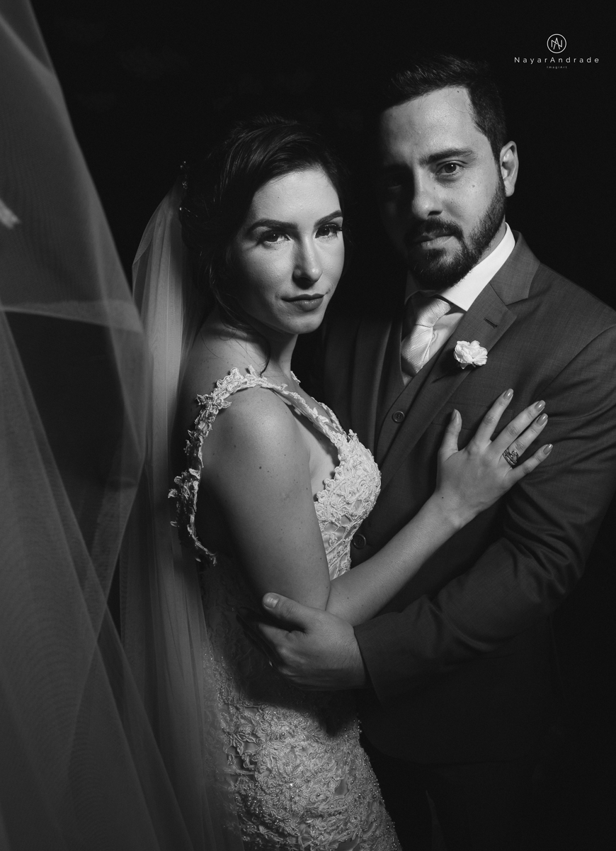 casamento de dia ao ar livre no verde no espaco plataforma em sao vicente no ilha porchat rustico chic com casal emocionante noiva de cabelo preso e vestido clean e noivo de terno azul claro