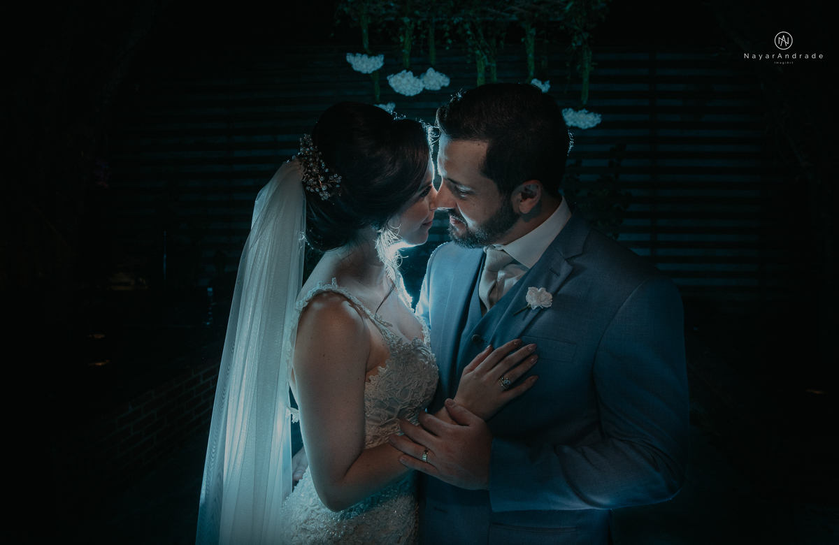 casamento de dia ao ar livre no verde no espaco plataforma em sao vicente no ilha porchat rustico chic com casal emocionante noiva de cabelo preso e vestido clean e noivo de terno azul claro