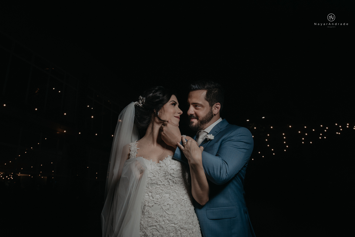 casamento de dia ao ar livre no verde no espaco plataforma em sao vicente no ilha porchat rustico chic com casal emocionante noiva de cabelo preso e vestido clean e noivo de terno azul claro