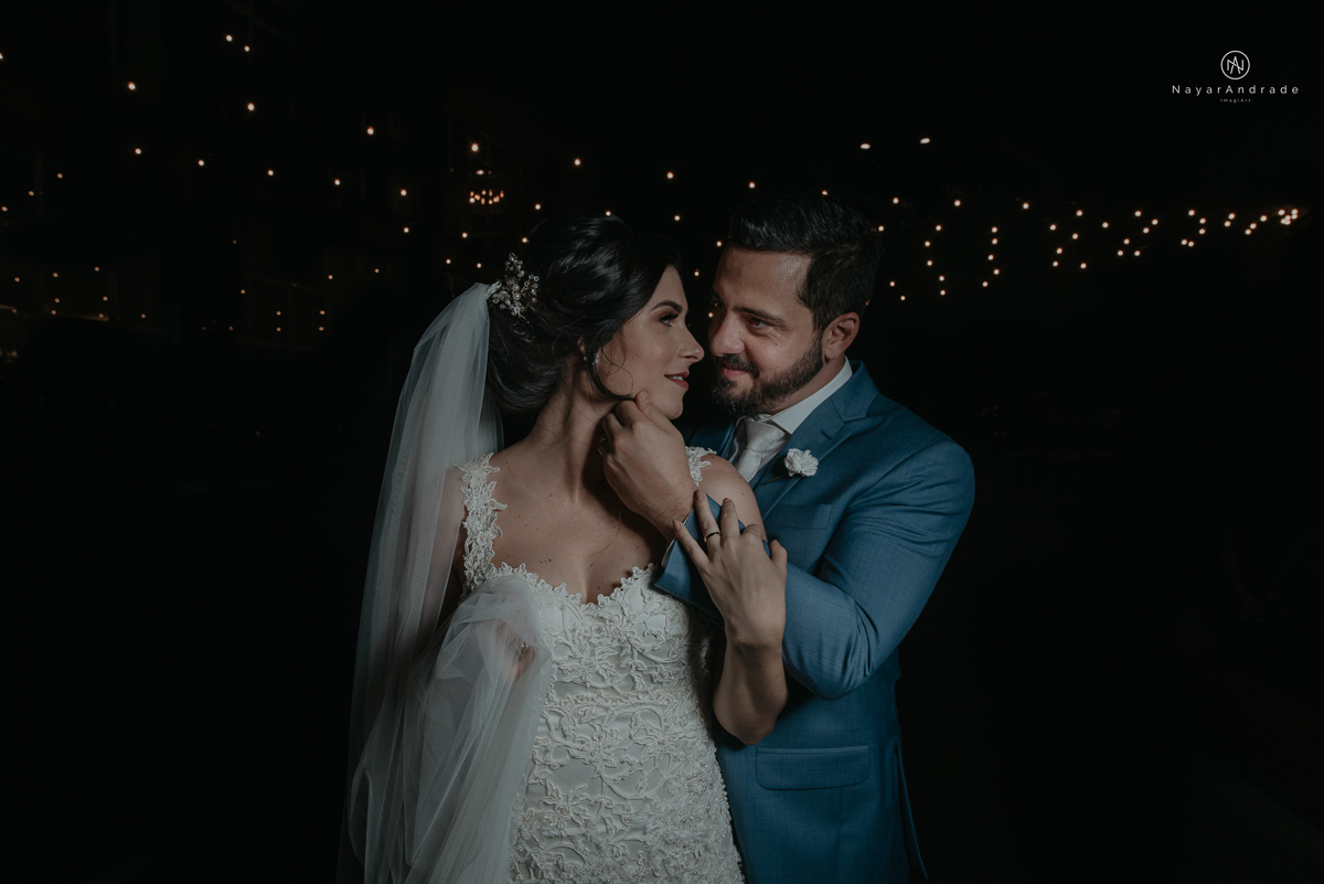 casamento de dia ao ar livre no verde no espaco plataforma em sao vicente no ilha porchat rustico chic com casal emocionante noiva de cabelo preso e vestido clean e noivo de terno azul claro