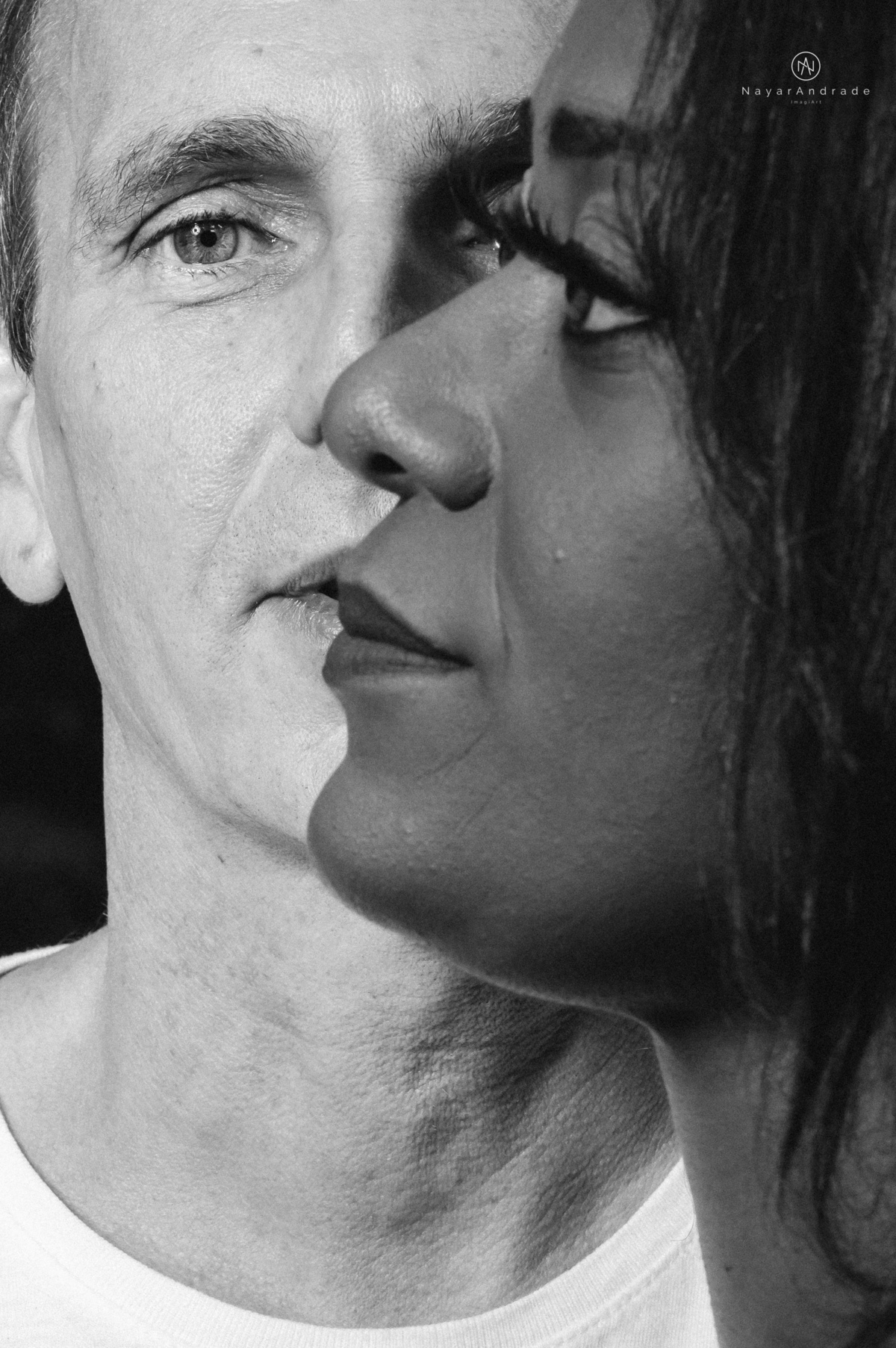 ensaio casal na praia das conchas e iporanga no guaruja ensaio romantico com casal de roupa branca e azul fotos na agua e na natureza vegetacao