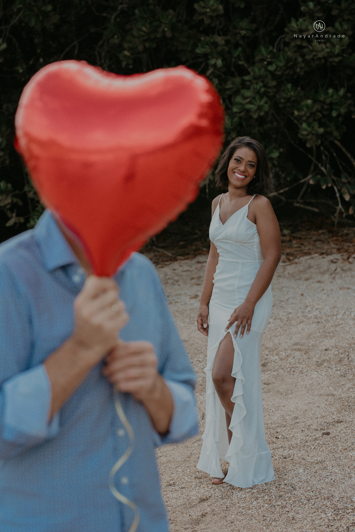 ensaio casal na praia das conchas e iporanga no guaruja ensaio romantico com casal de roupa branca e azul fotos na agua e na natureza vegetacao