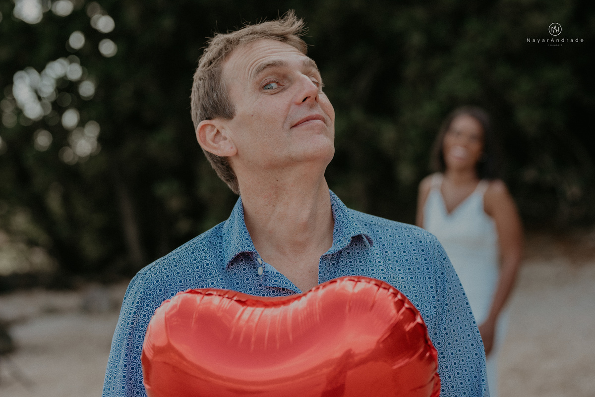 ensaio casal na praia das conchas e iporanga no guaruja ensaio romantico com casal de roupa branca e azul fotos na agua e na natureza vegetacao