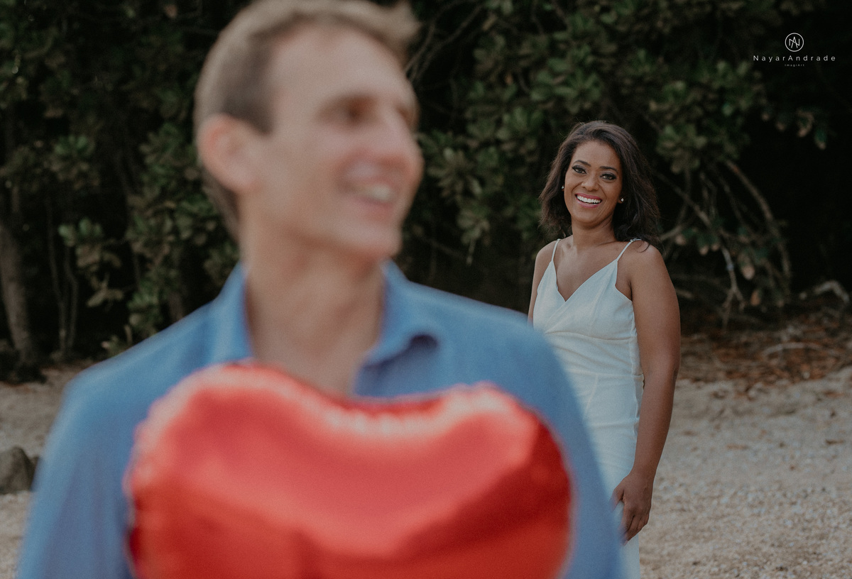 ensaio casal na praia das conchas e iporanga no guaruja ensaio romantico com casal de roupa branca e azul fotos na agua e na natureza vegetacao