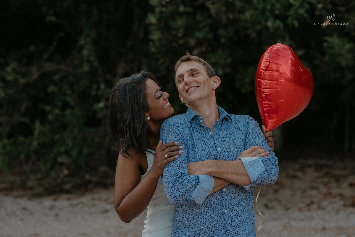ensaio casal na praia das conchas e iporanga no guaruja ensaio romantico com casal de roupa branca e azul fotos na agua e na natureza vegetacao