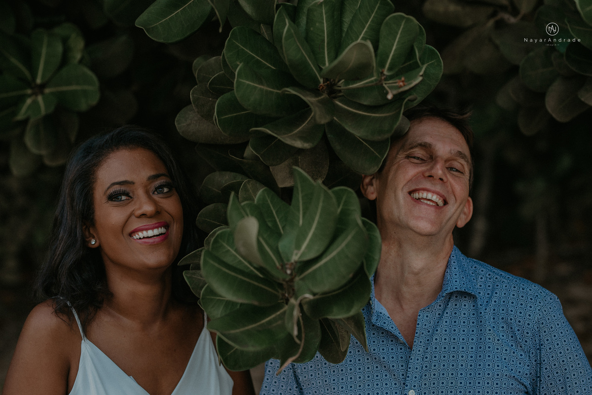 ensaio casal na praia das conchas e iporanga no guaruja ensaio romantico com casal de roupa branca e azul fotos na agua e na natureza vegetacao