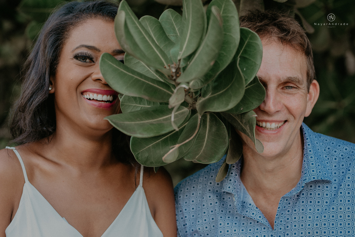 ensaio casal na praia das conchas e iporanga no guaruja ensaio romantico com casal de roupa branca e azul fotos na agua e na natureza vegetacao