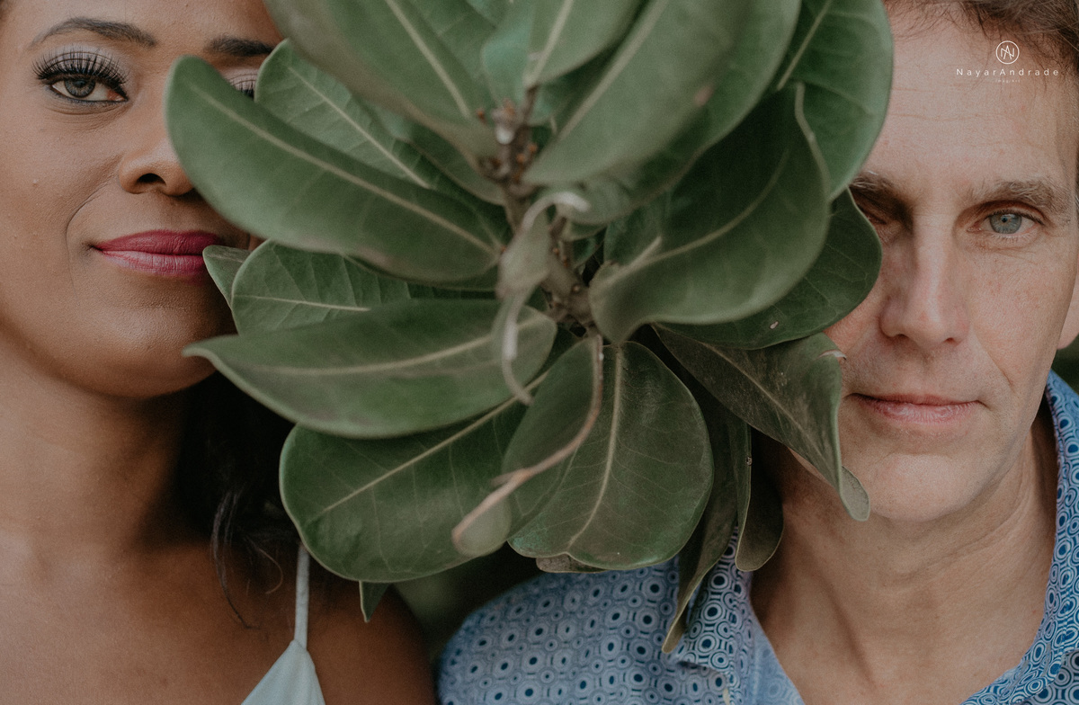 ensaio casal na praia das conchas e iporanga no guaruja ensaio romantico com casal de roupa branca e azul fotos na agua e na natureza vegetacao