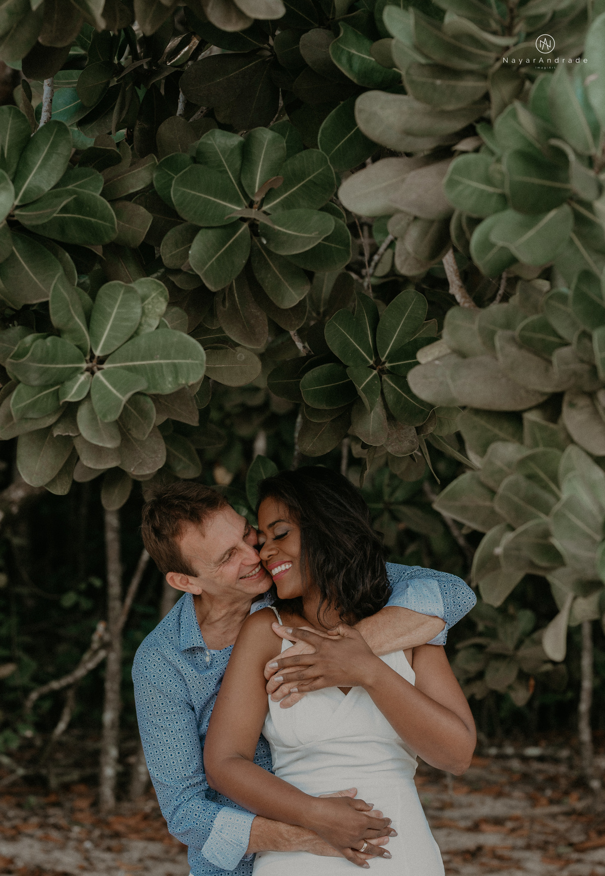 ensaio casal na praia das conchas e iporanga no guaruja ensaio romantico com casal de roupa branca e azul fotos na agua e na natureza vegetacao