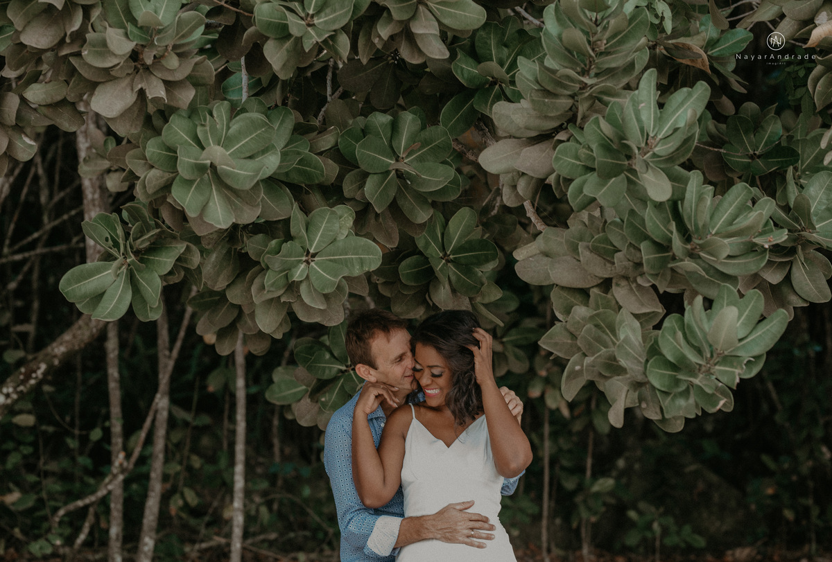 ensaio casal na praia das conchas e iporanga no guaruja ensaio romantico com casal de roupa branca e azul fotos na agua e na natureza vegetacao