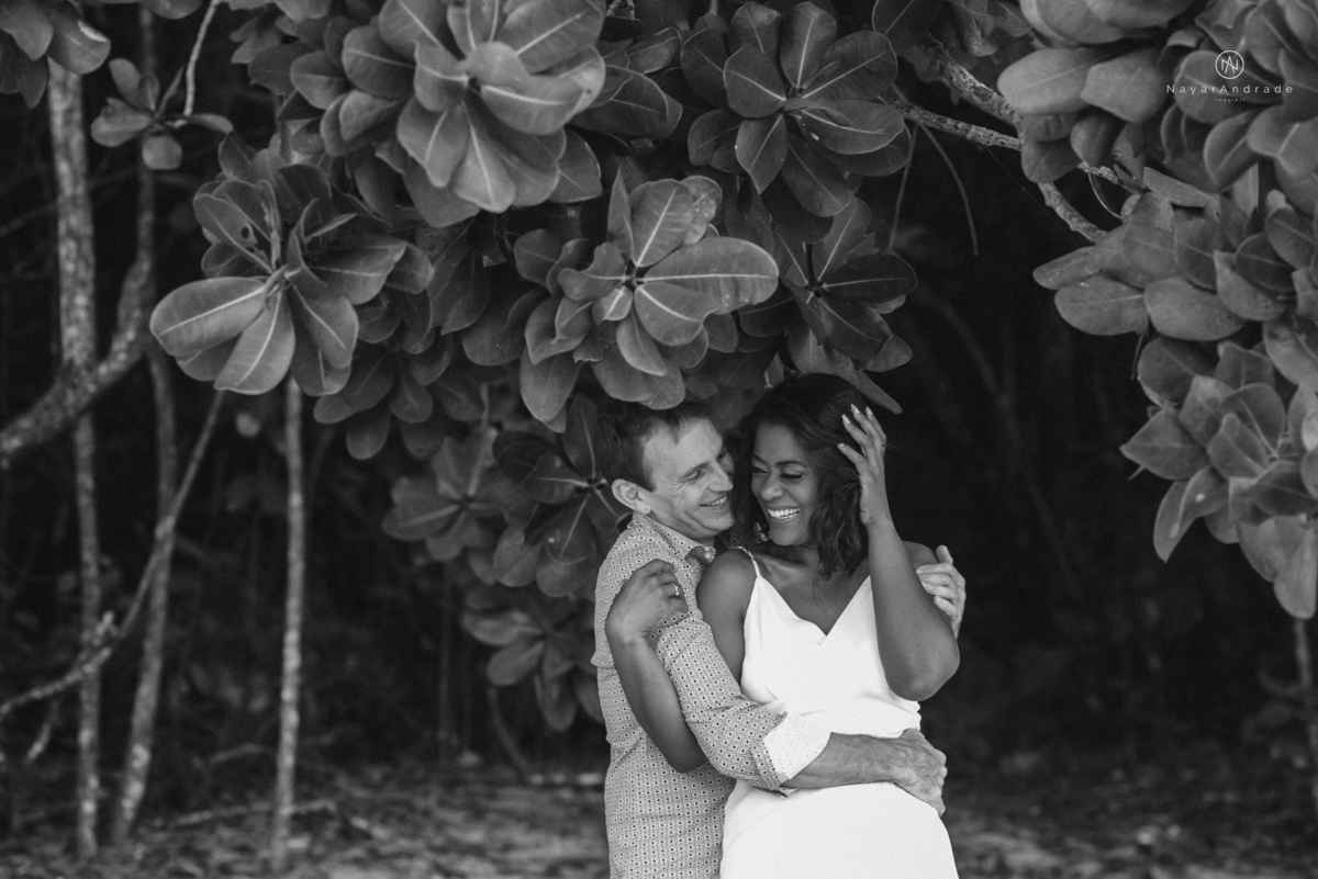 ensaio casal na praia das conchas e iporanga no guaruja ensaio romantico com casal de roupa branca e azul fotos na agua e na natureza vegetacao