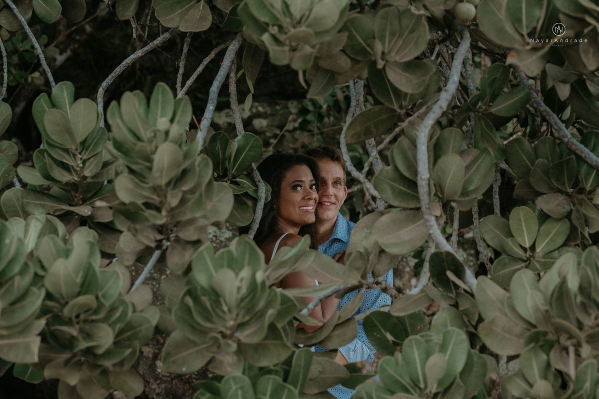 ensaio casal na praia das conchas e iporanga no guaruja ensaio romantico com casal de roupa branca e azul fotos na agua e na natureza vegetacao