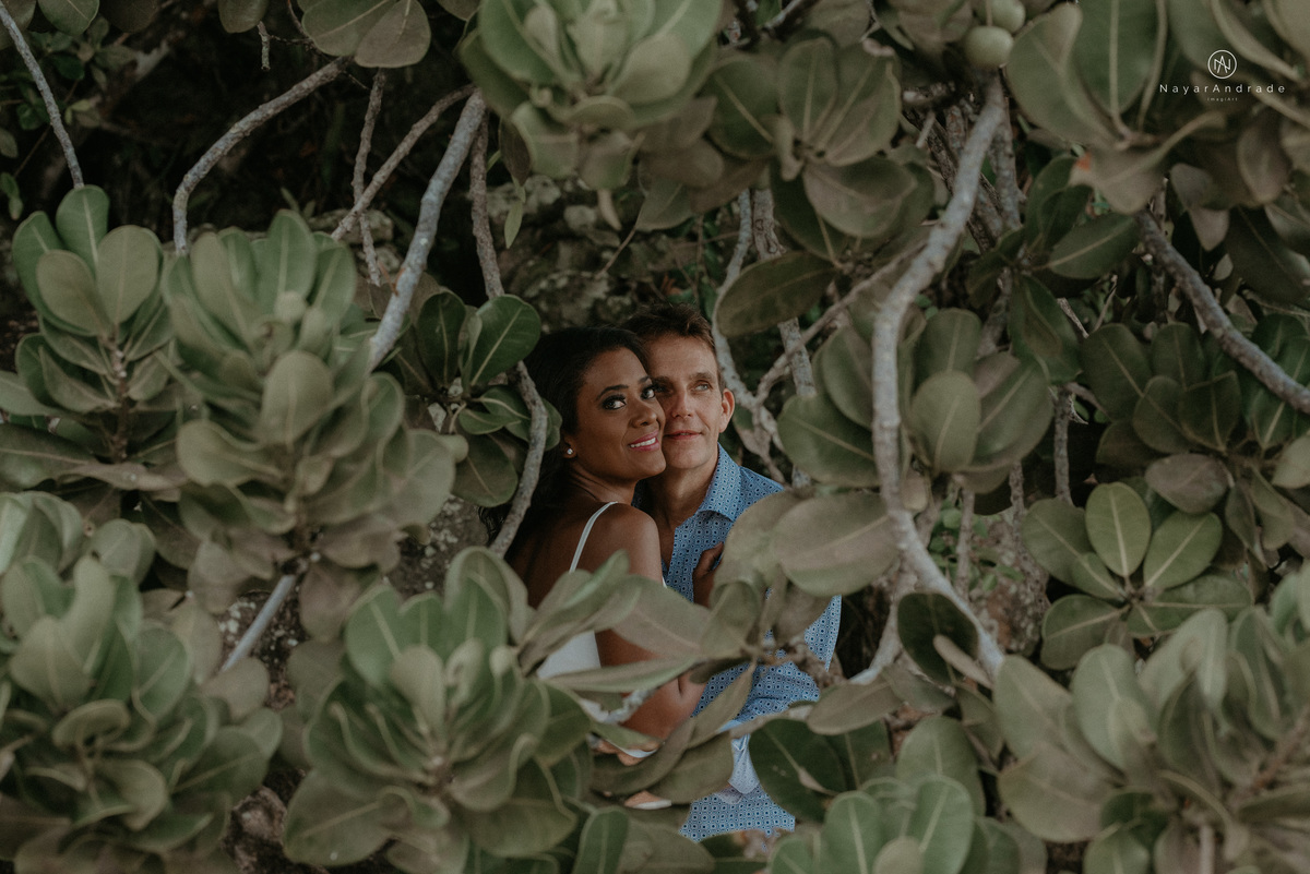 ensaio casal na praia das conchas e iporanga no guaruja ensaio romantico com casal de roupa branca e azul fotos na agua e na natureza vegetacao