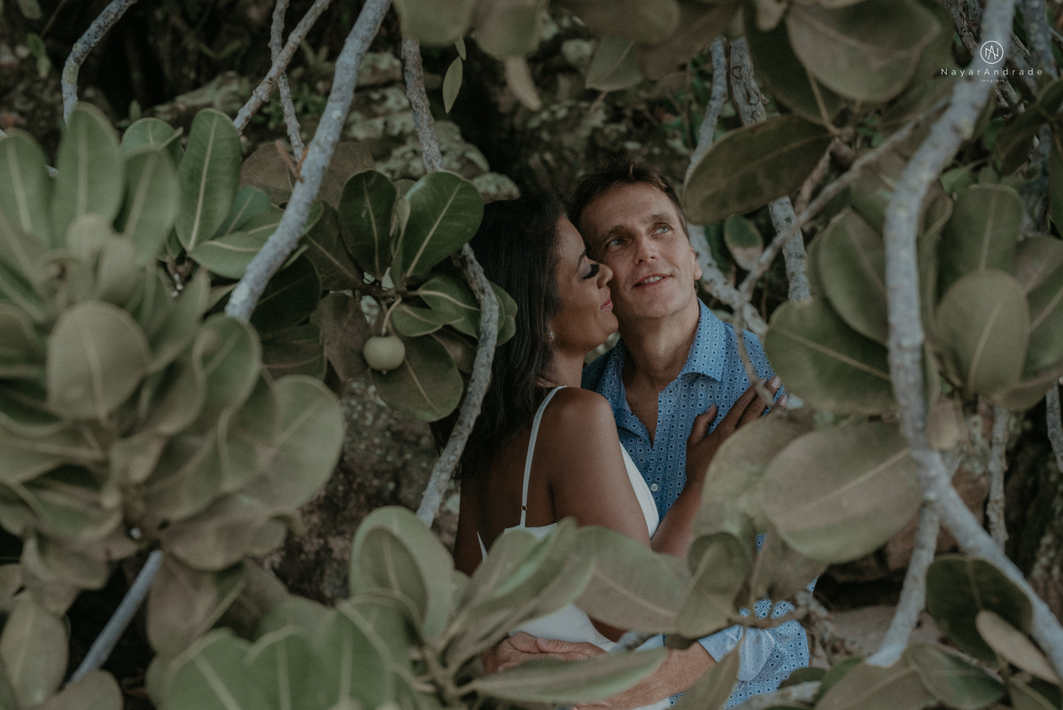 ensaio casal na praia das conchas e iporanga no guaruja ensaio romantico com casal de roupa branca e azul fotos na agua e na natureza vegetacaoensaio casal na praia das conchas e iporanga no guaruja ensaio romantico com casal de roupa branca e azul fotos 