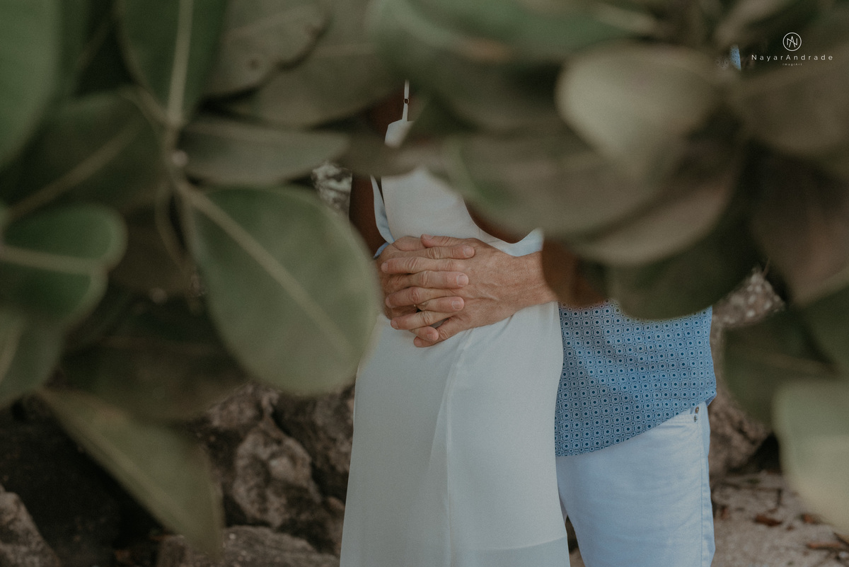 ensaio casal na praia das conchas e iporanga no guaruja ensaio romantico com casal de roupa branca e azul fotos na agua e na natureza vegetacao