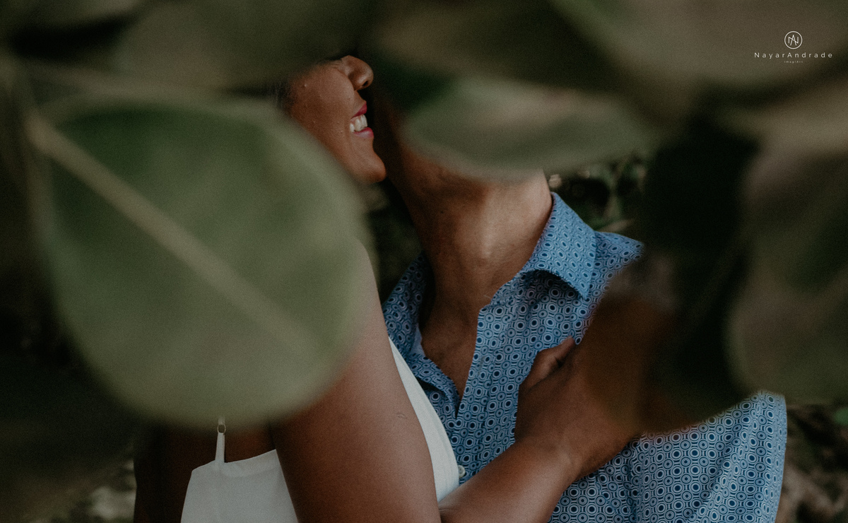 ensaio casal na praia das conchas e iporanga no guaruja ensaio romantico com casal de roupa branca e azul fotos na agua e na natureza vegetacao