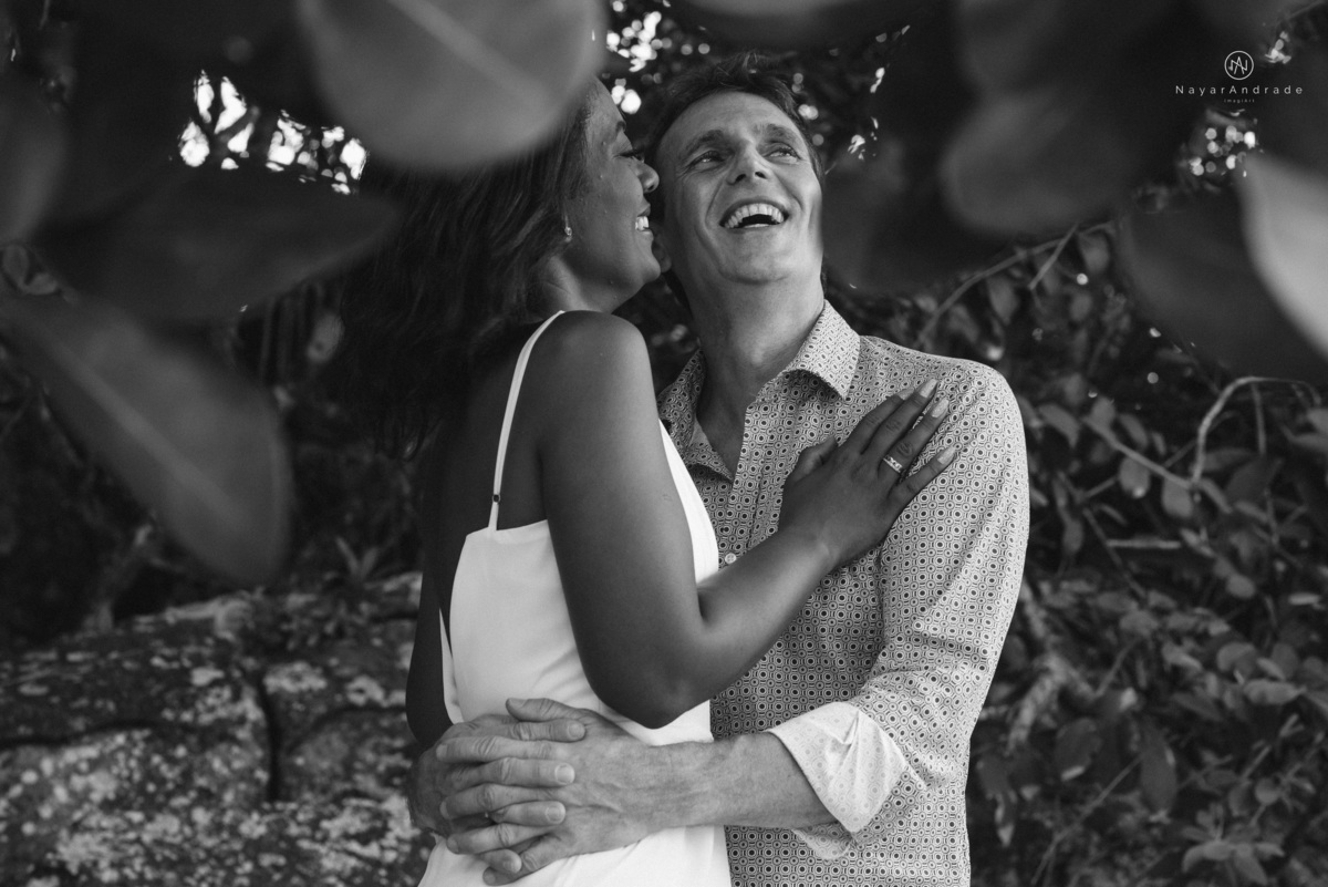 ensaio casal na praia das conchas e iporanga no guaruja ensaio romantico com casal de roupa branca e azul fotos na agua e na natureza vegetacaoensaio casal na praia das conchas e iporanga no guaruja ensaio romantico com casal de roupa branca e azul fotos 