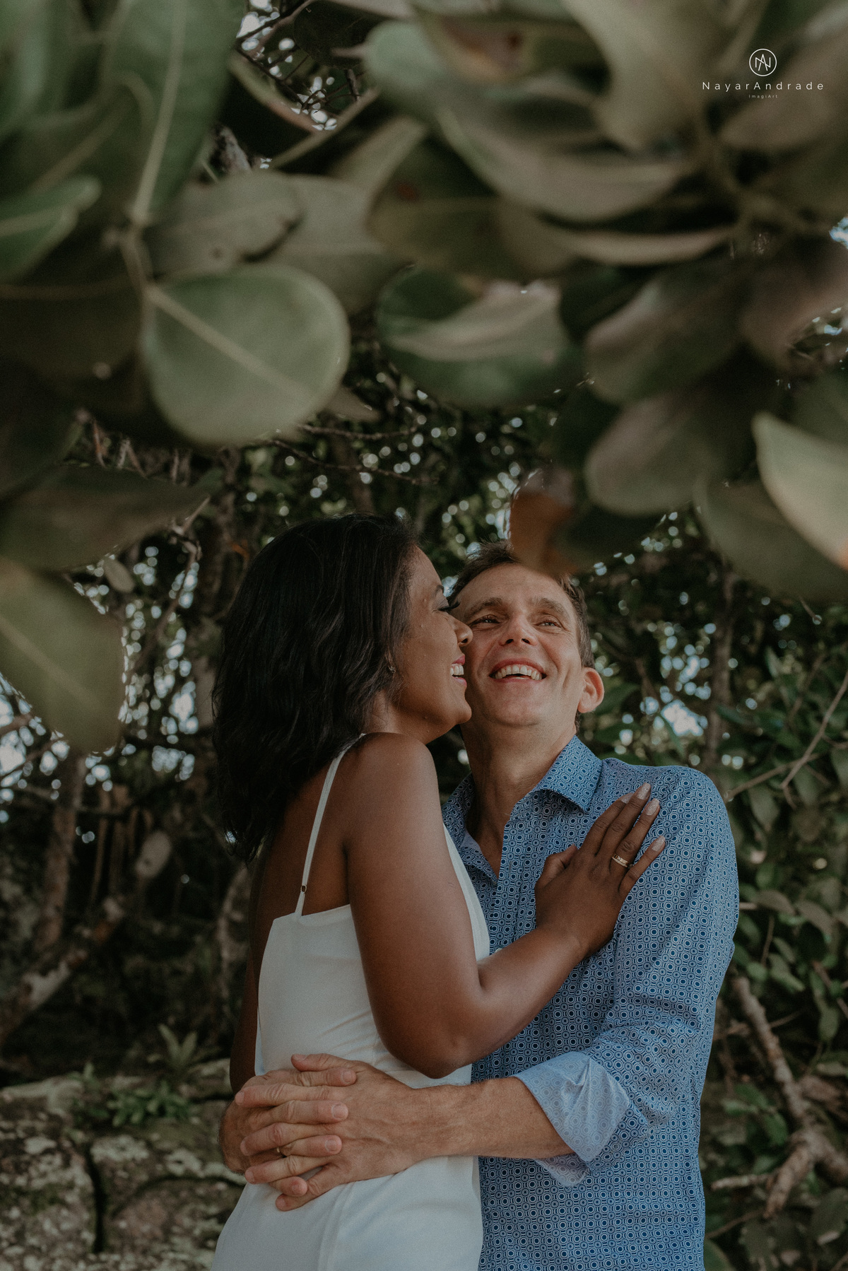 ensaio casal na praia das conchas e iporanga no guaruja ensaio romantico com casal de roupa branca e azul fotos na agua e na natureza vegetacao