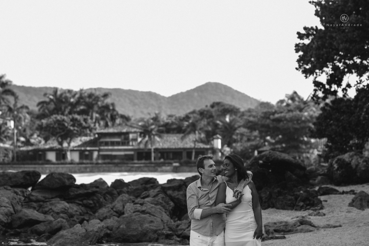 ensaio casal na praia das conchas e iporanga no guaruja ensaio romantico com casal de roupa branca e azul fotos na agua e na natureza vegetacao