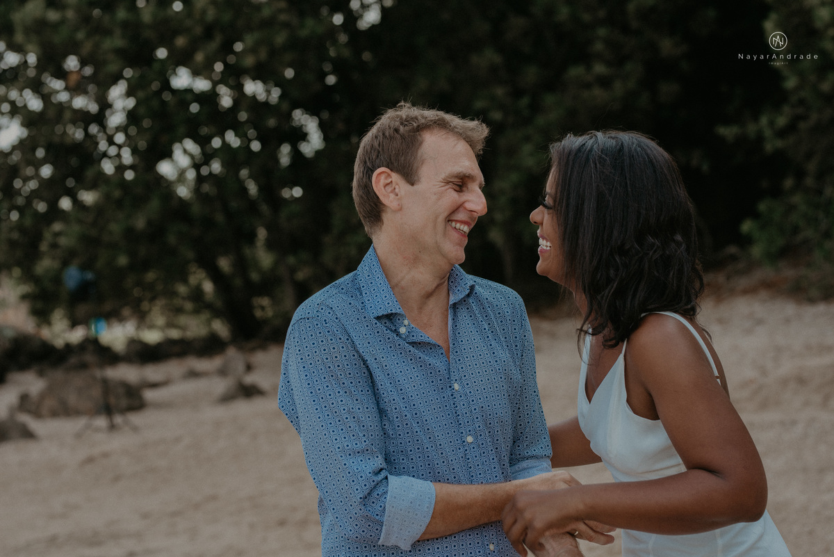 ensaio casal na praia das conchas e iporanga no guaruja ensaio romantico com casal de roupa branca e azul fotos na agua e na natureza vegetacao