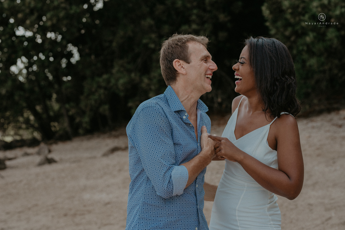 ensaio casal na praia das conchas e iporanga no guaruja ensaio romantico com casal de roupa branca e azul fotos na agua e na natureza vegetacao