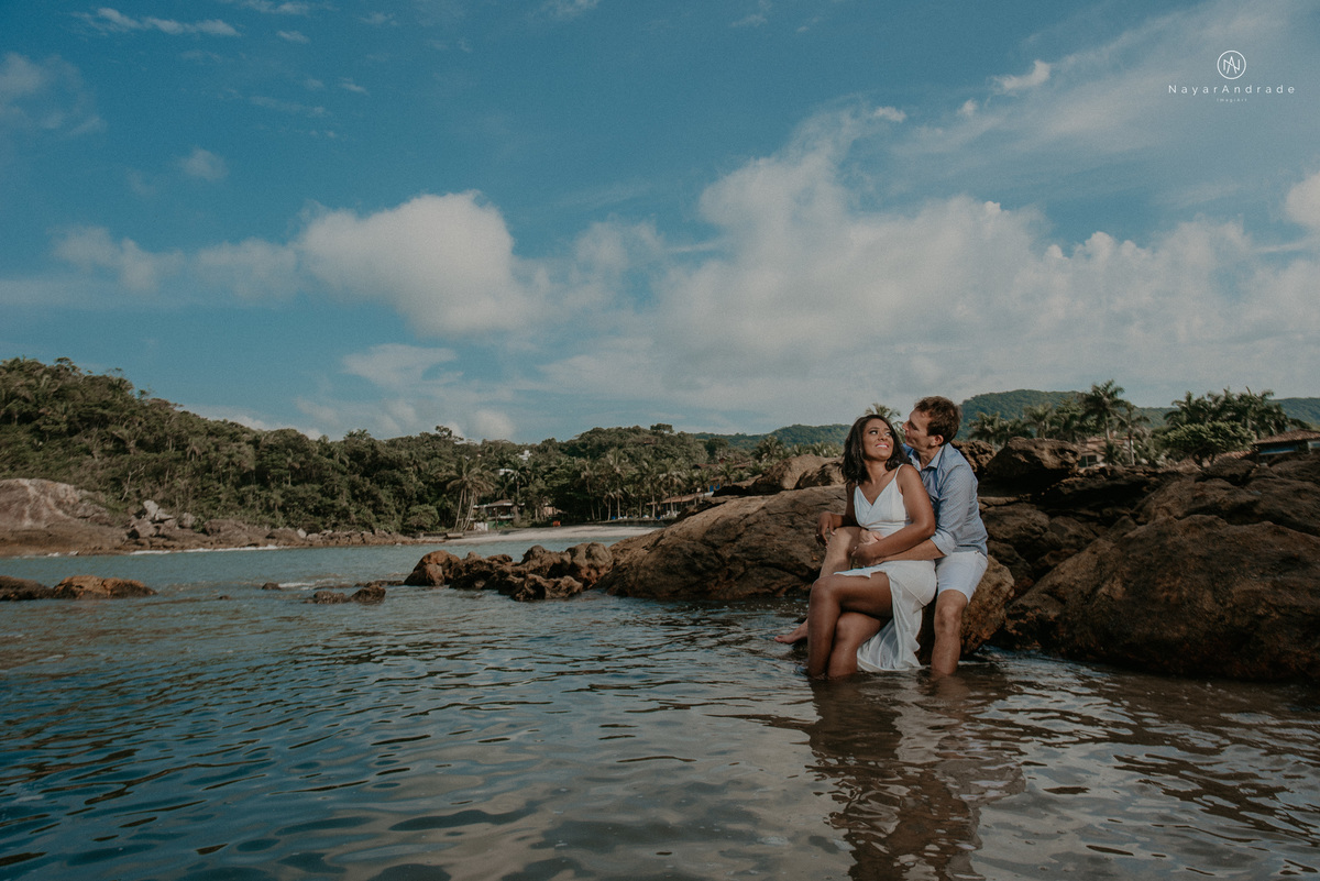 ensaio casal na praia das conchas e iporanga no guaruja ensaio romantico com casal de roupa branca e azul fotos na agua e na natureza vegetacao