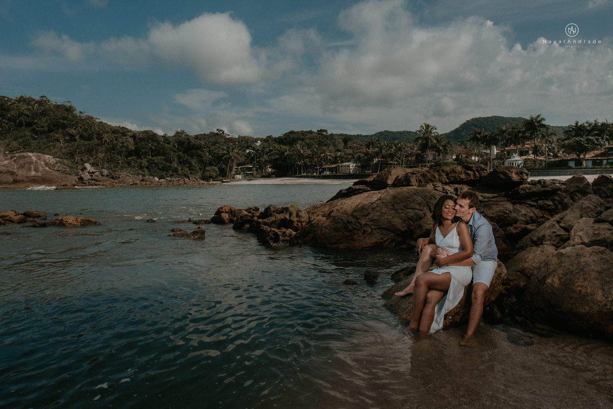 ensaio casal na praia das conchas e iporanga no guaruja ensaio romantico com casal de roupa branca e azul fotos na agua e na natureza vegetacao