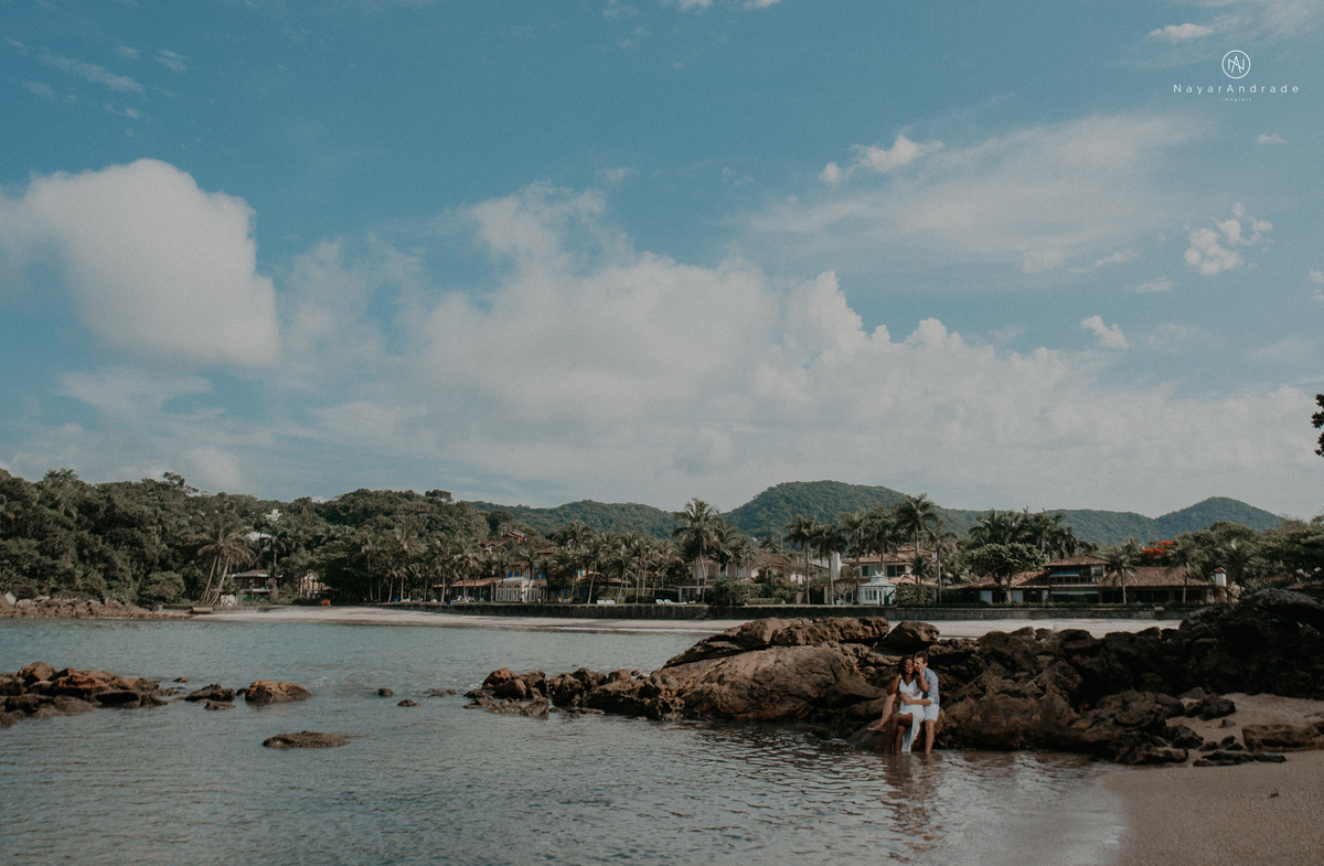 ensaio casal na praia das conchas e iporanga no guaruja ensaio romantico com casal de roupa branca e azul fotos na agua e na natureza vegetacao