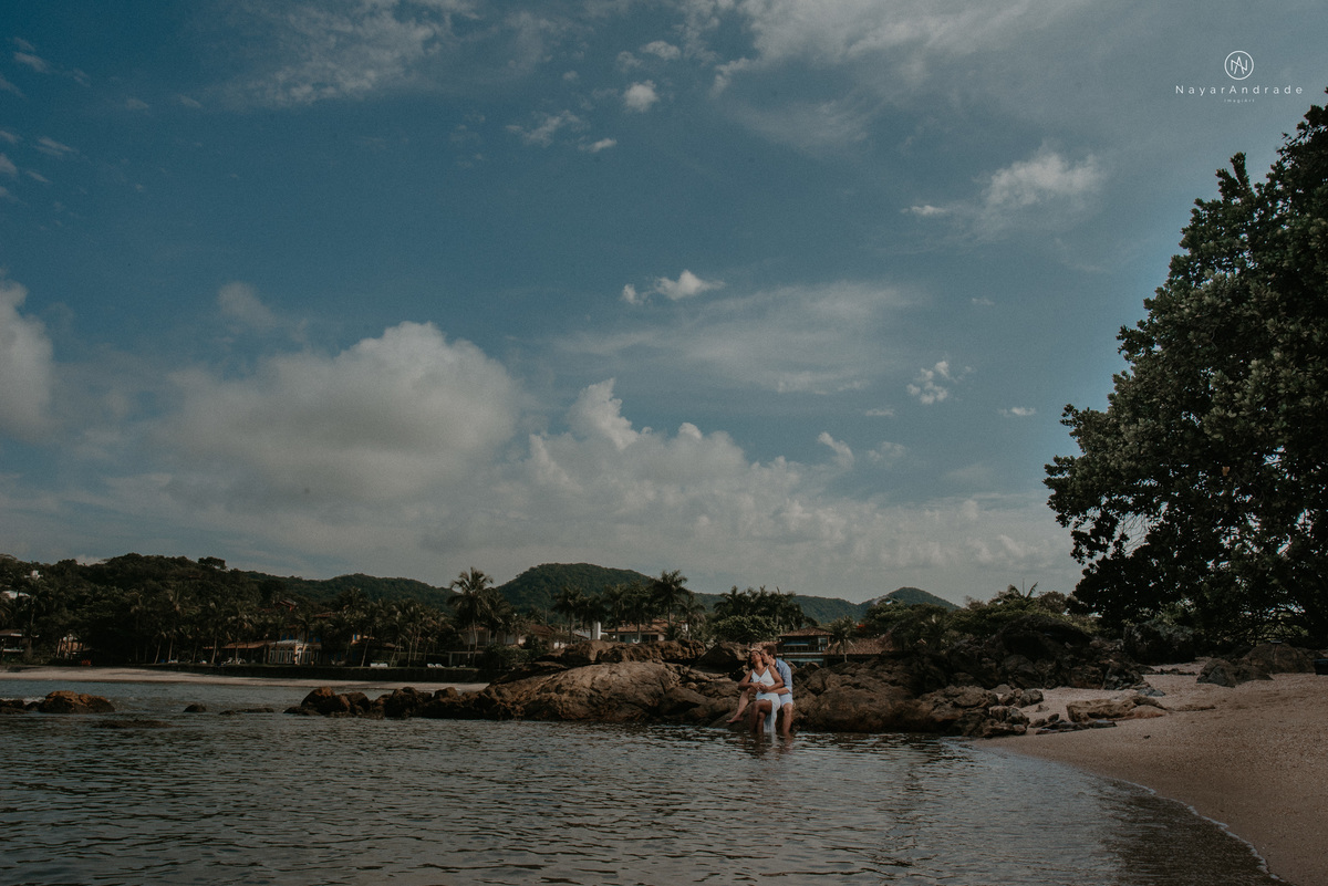ensaio casal na praia das conchas e iporanga no guaruja ensaio romantico com casal de roupa branca e azul fotos na agua e na natureza vegetacao