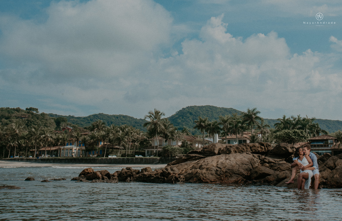 ensaio casal na praia das conchas e iporanga no guaruja ensaio romantico com casal de roupa branca e azul fotos na agua e na natureza vegetacao