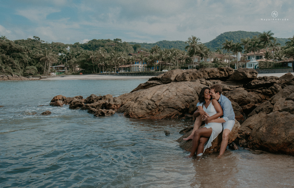 ensaio casal na praia das conchas e iporanga no guaruja ensaio romantico com casal de roupa branca e azul fotos na agua e na natureza vegetacao