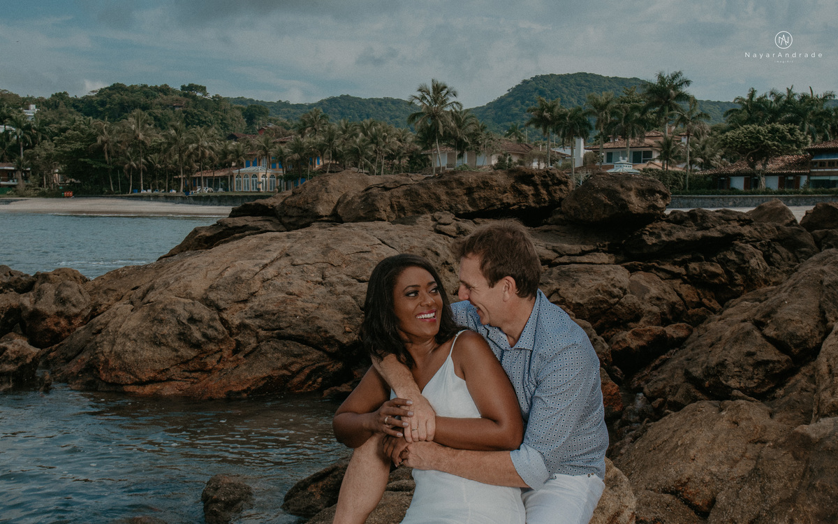 ensaio casal na praia das conchas e iporanga no guaruja ensaio romantico com casal de roupa branca e azul fotos na agua e na natureza vegetacao